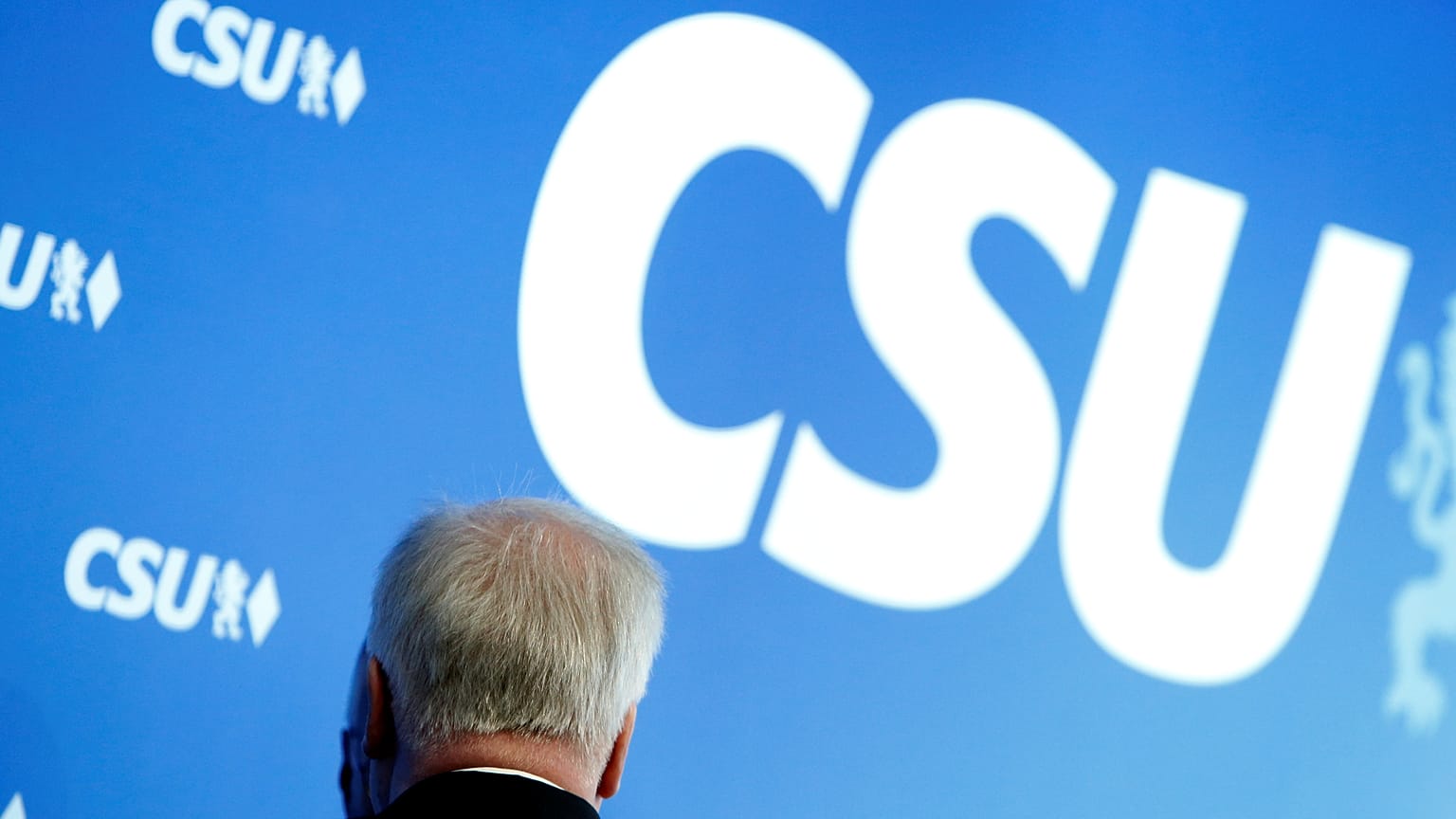 La Csu volta le spalle alla Merkel, ore decisive per il governo 