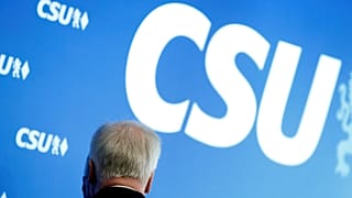 La Csu volta le spalle alla Merkel, ore decisive per il governo 