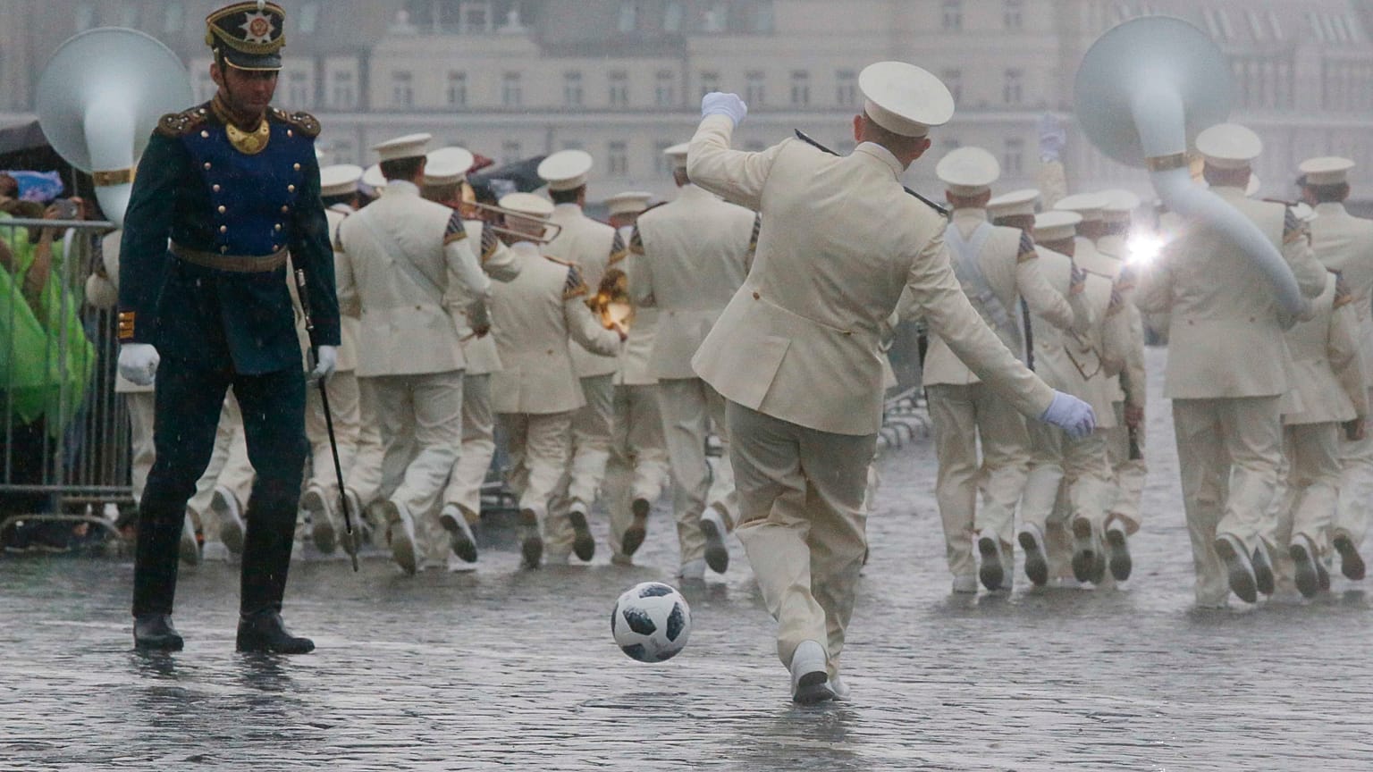 Im Gleichschritt, Fußball, Marsch!