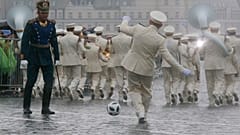 Im Gleichschritt, Fußball, Marsch!