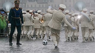 Im Gleichschritt, Fußball, Marsch!