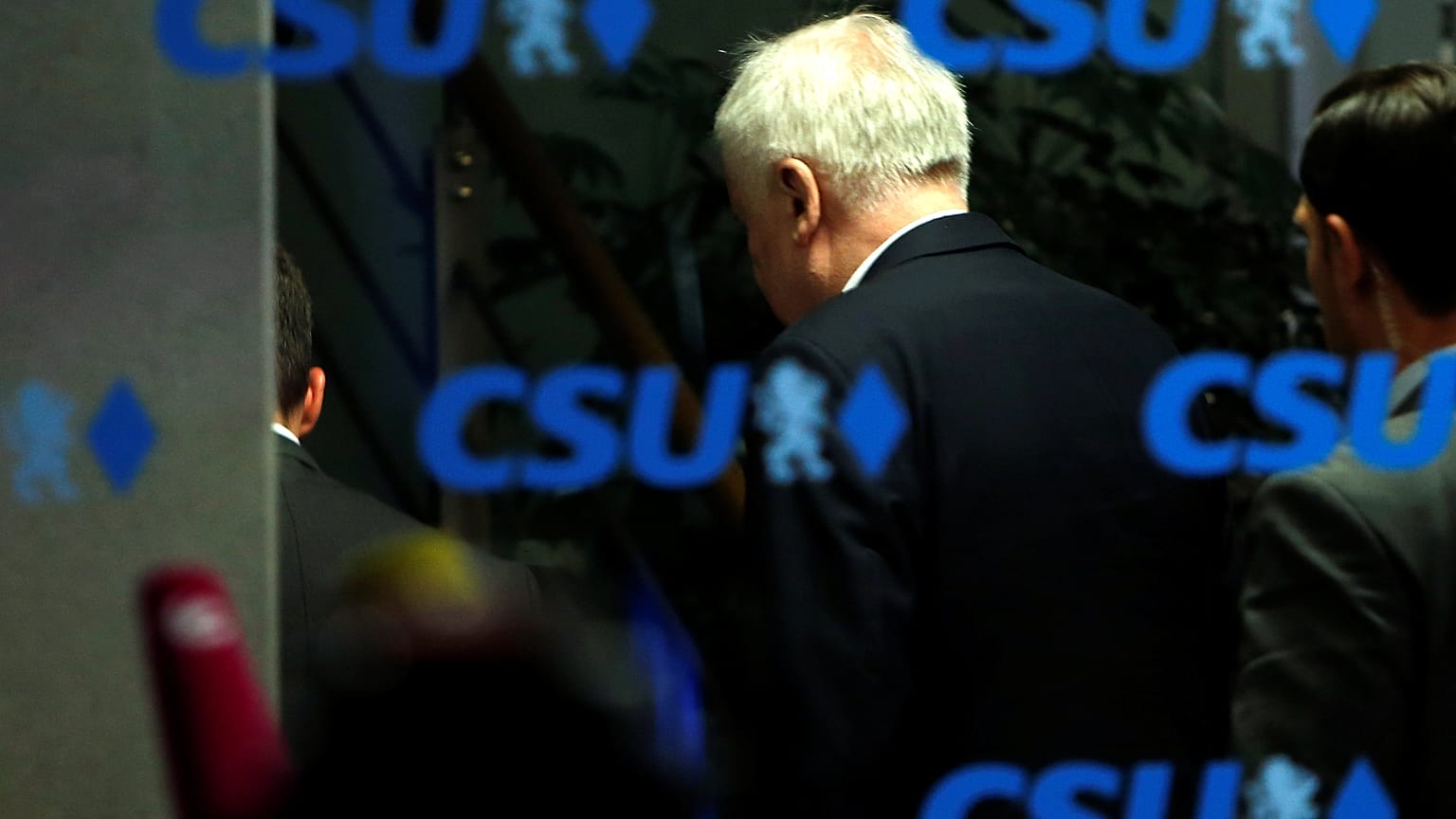 Machtkampf Seehofer vs Merkel bis in die Nacht  - 12  Tweets