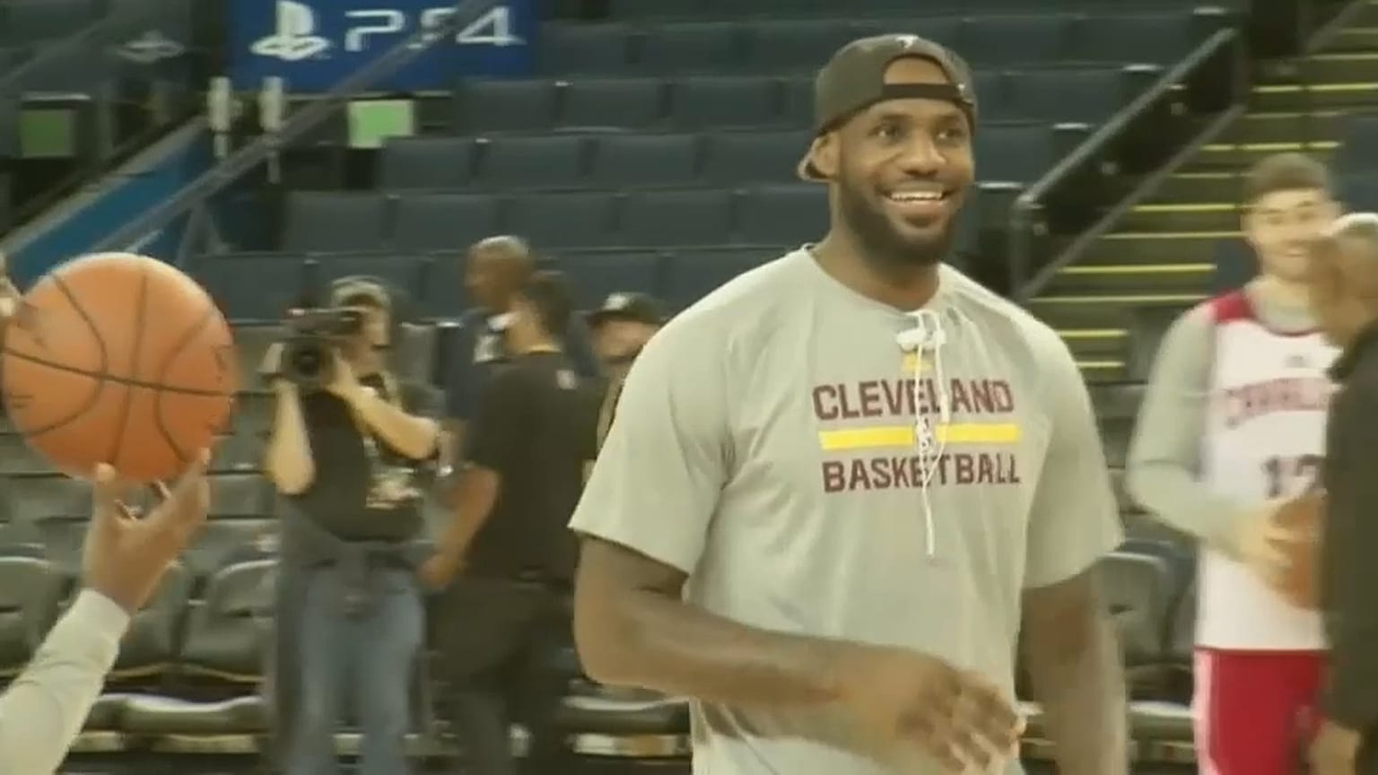 Lakers'tan efsane basket: LeBron James