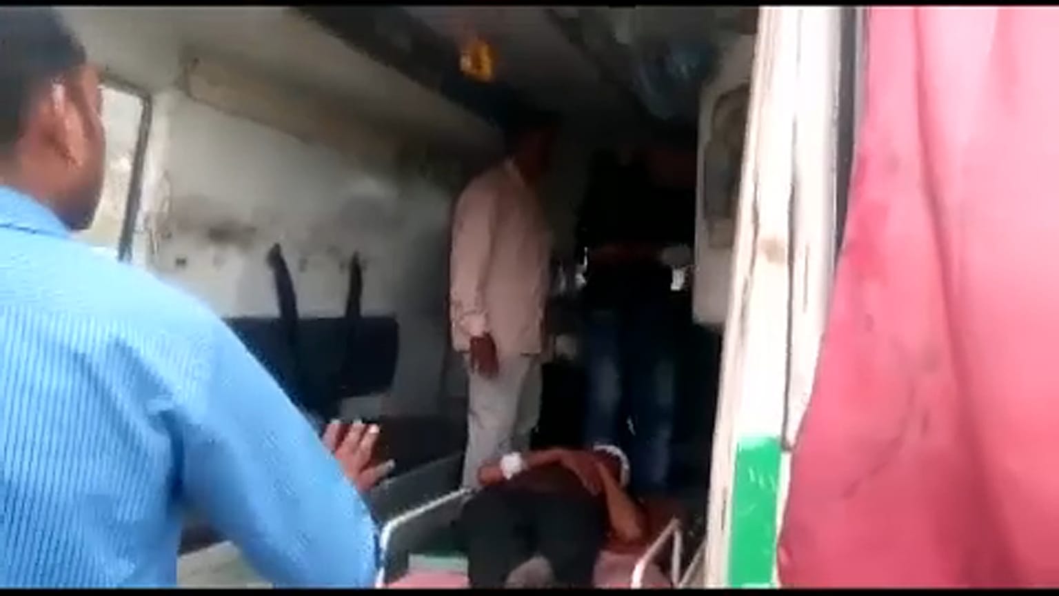 أحد ضحايا الحادث في سيارة اسعاف