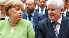 Merkel reúne-se com Seehofer para decidir futuro da coligação