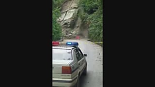 Estrada cortada na China devido a deslizamento de terras