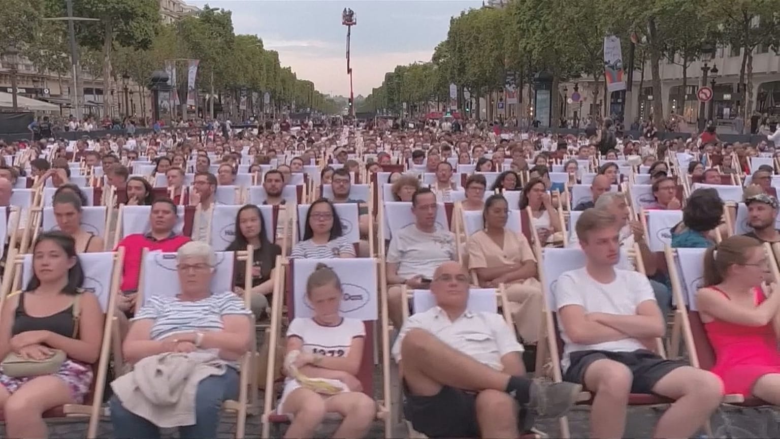 الشانزيليزيه يتحول لسينما عملاقة تعرض فيلماً ل1700 متفرج