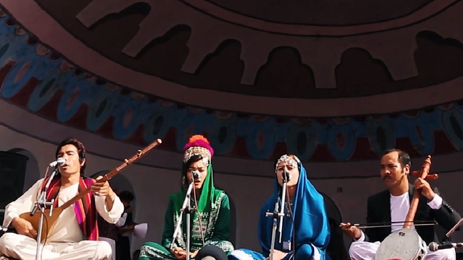 شادی و پایکوبی شهروندان افغانستان در جشنواره دمبوره 