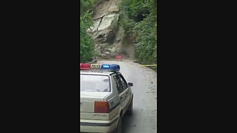 Huge landslide cuts off road in southwest China
