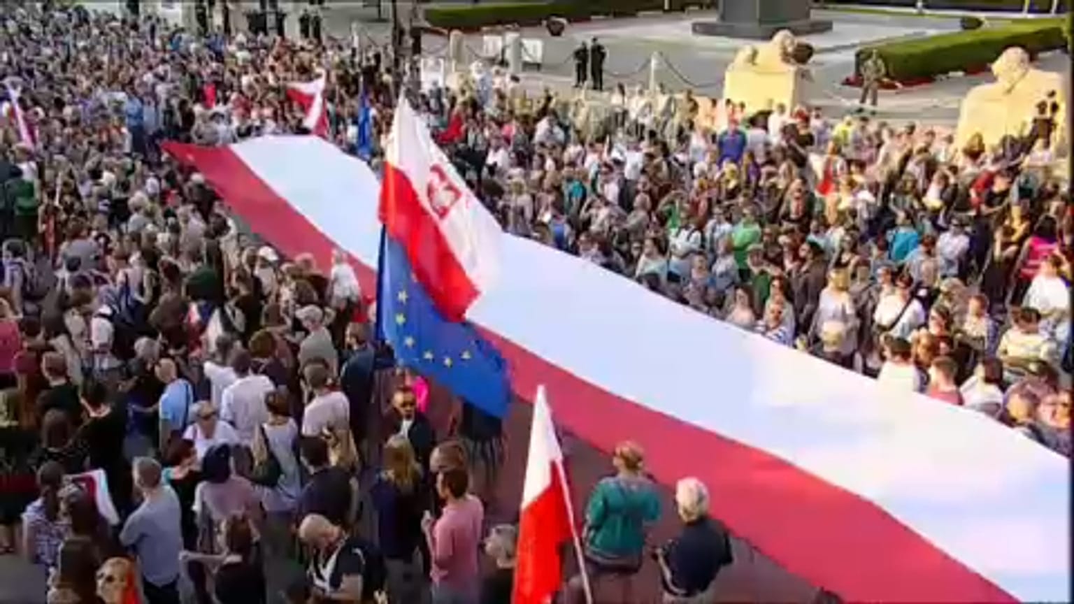 Bruselas abre un proceso de  infracción contra Polonia para "proteger" Tribunal Supremo