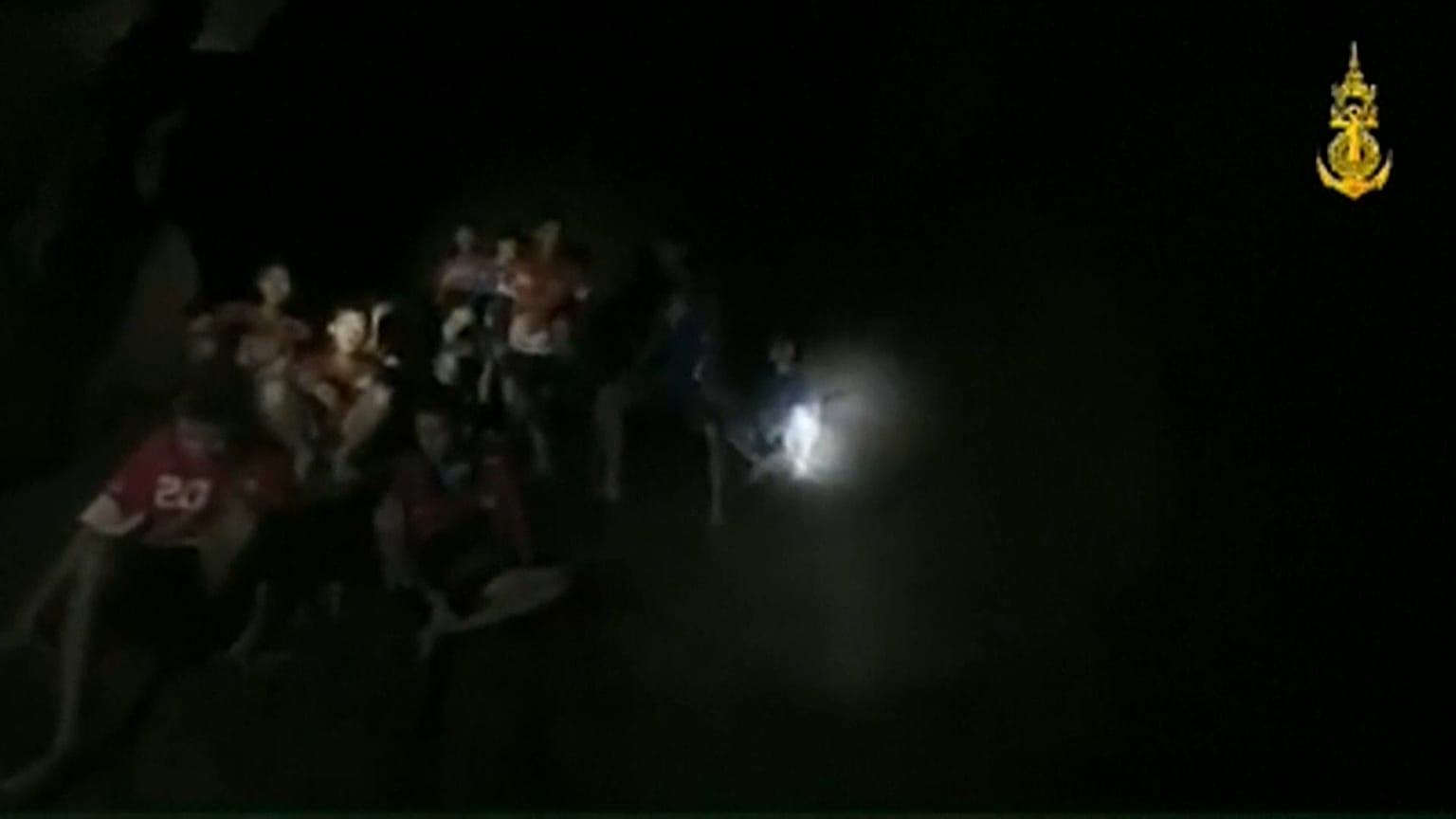 Tayland Chiang Rai bölgesinde bir mağarada bulunan çocuklar
