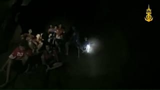 Tayland Chiang Rai bölgesinde bir mağarada bulunan çocuklar