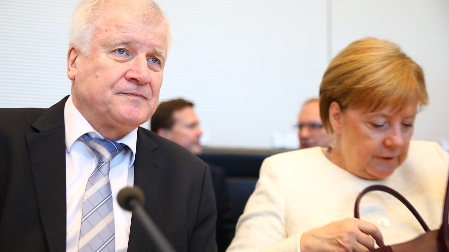 Merkel-Seehofer: "Nervenkrieg" und "Schmierentheater"