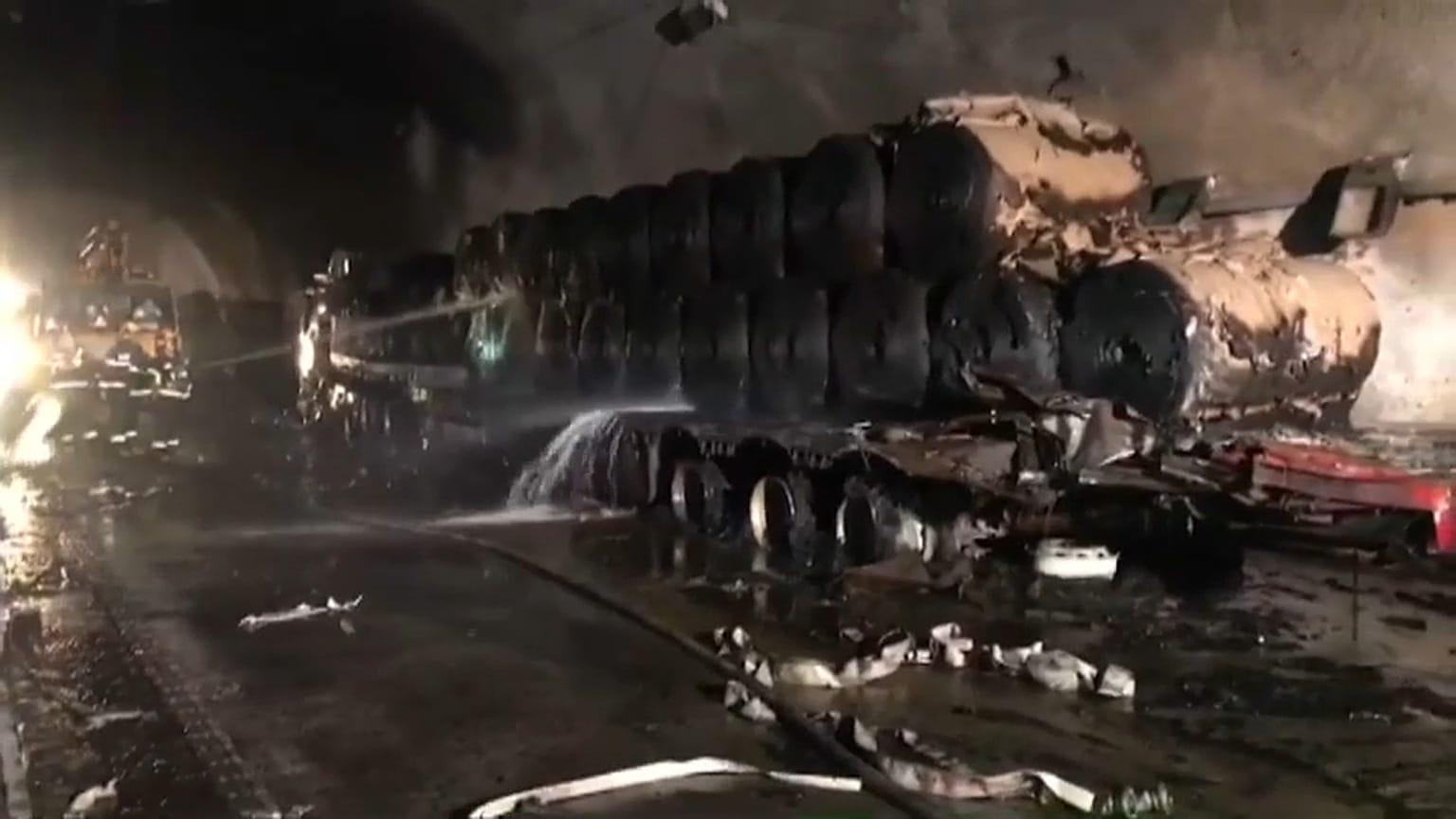 رجال الإطفاء يحاولون إخماد النيران