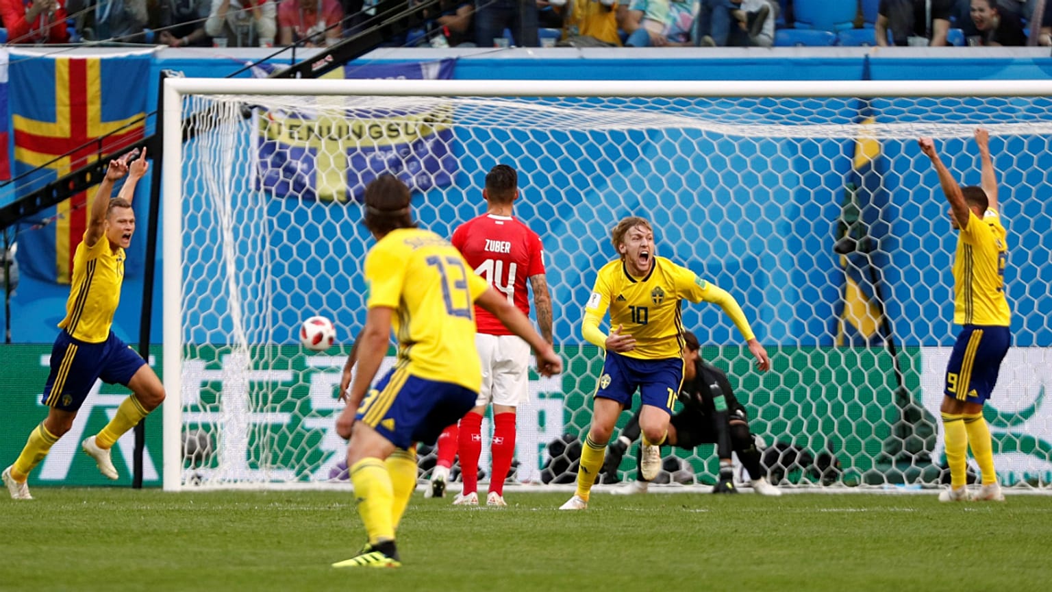 Forsberg celebra o golo que abriu a porta dos "quartos" aos nórdicos