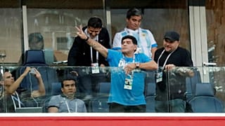 مارادونا يقول إنه بخير لكنه يثير جدلا بسبب إشارة غير لائقة
