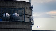 Drone με τη μορφή του Σούπερμαν πάνω σε πυρηνικό σταθμό 