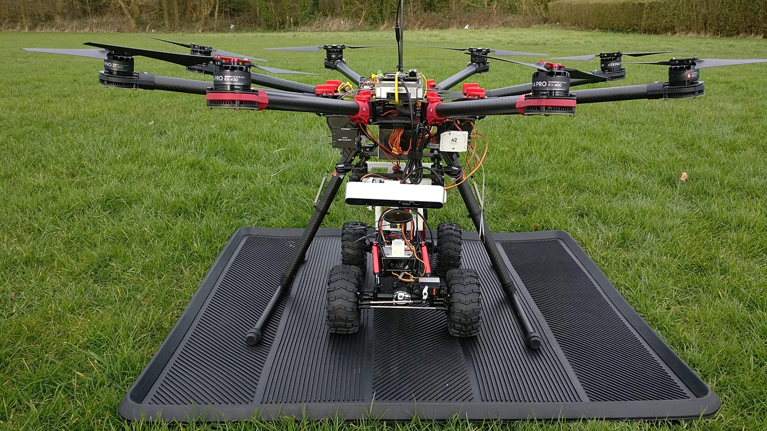 Città che si riparano da sole: il drone che vola e riempie le buche con stampante 3D
