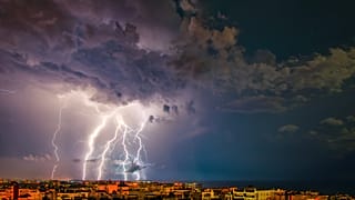 93.000 κεραυνοί έπεσαν στην Ελλάδα τον Ιούνιο!