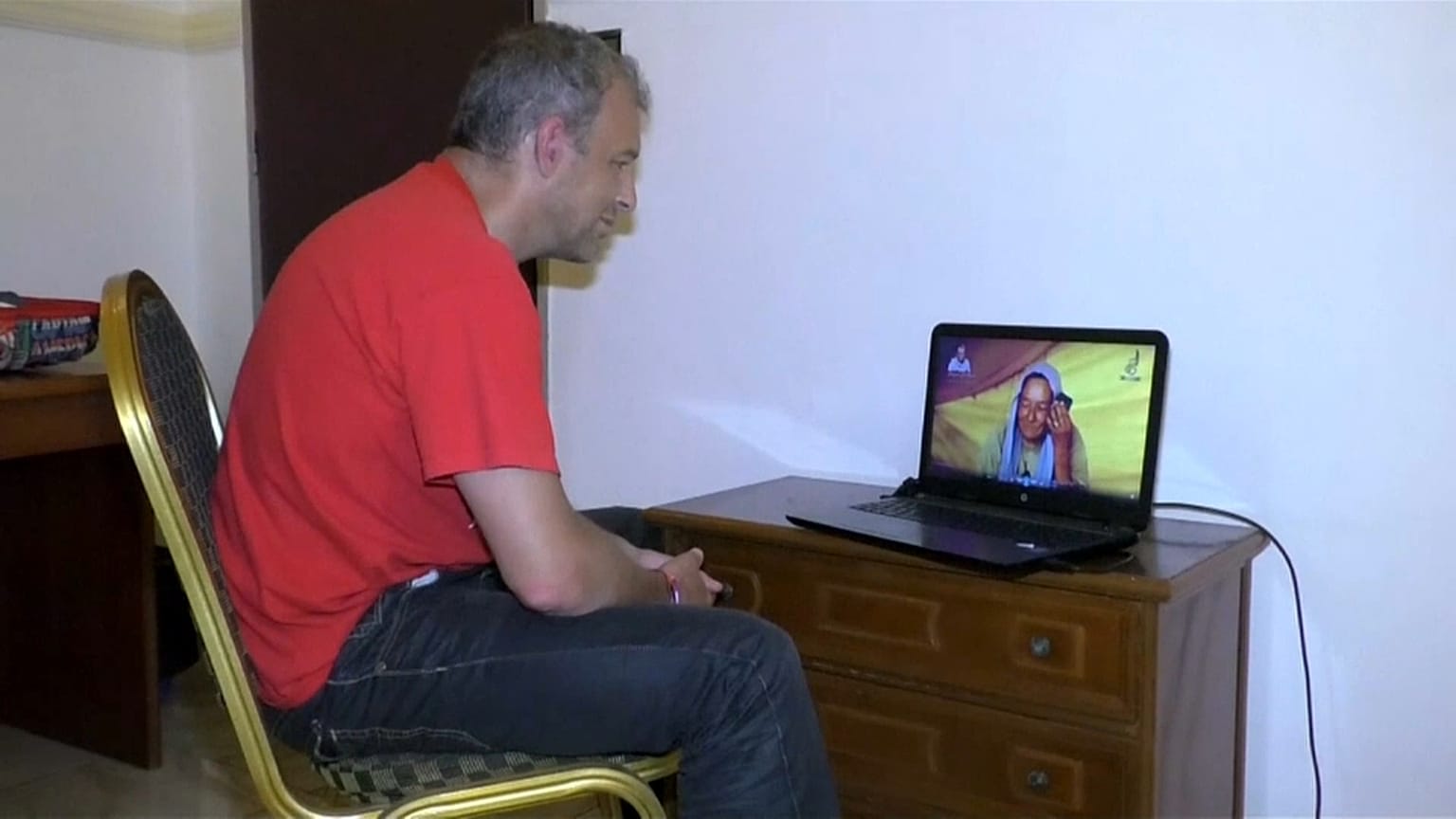 نجل رهينة فرنسية يبحث عن أمه في صحارى إفريقيا، فهل يلتقيها؟