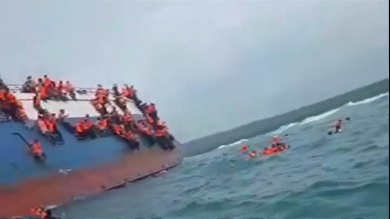 صورة مجمعة لعمليات إنقاذ ضحايا عبارة قرب جزيرة سولاويسي في إندونيسيا يوم ال