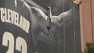 Cleveland retira el enorme cartel de Lebron James