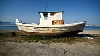 Ψαράδες στέλνουν τις βάρκες τους για απόσυρση