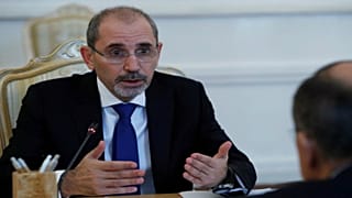 وزير الخارجية الأردني أيمن الصفدي خلال اجتماع مع نظيره الروسي في موسكو يوم 