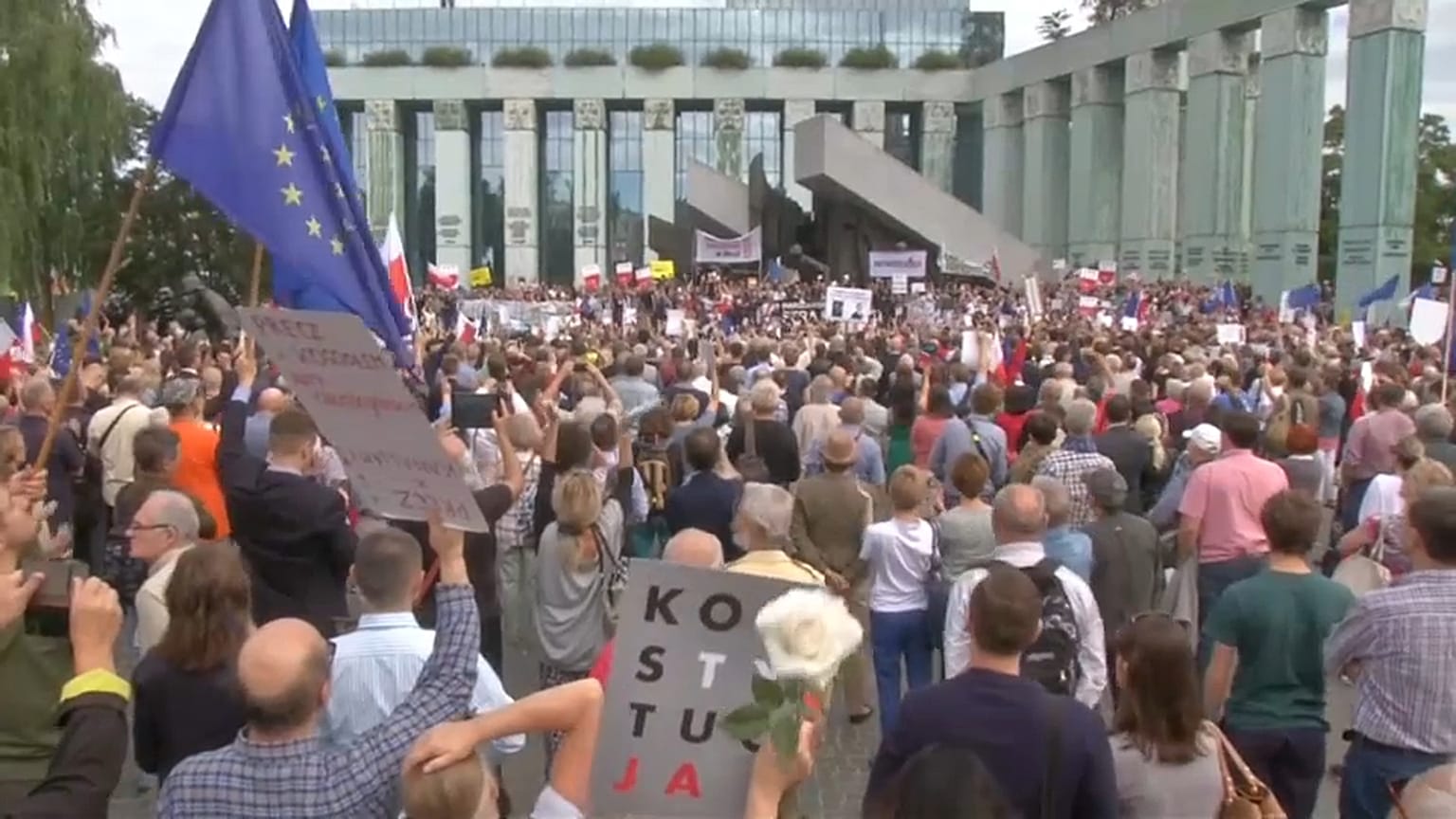 Polonia: folla in piazza in difesa della costituzione