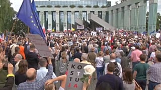 Polonia: folla in piazza in difesa della costituzione