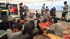 مهاجرون على ظهر السفينة