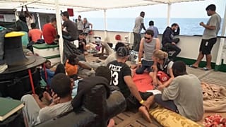 مهاجرون على ظهر السفينة