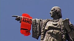 Mentőmellényt kapott Kolumbusz Kristóf szobra