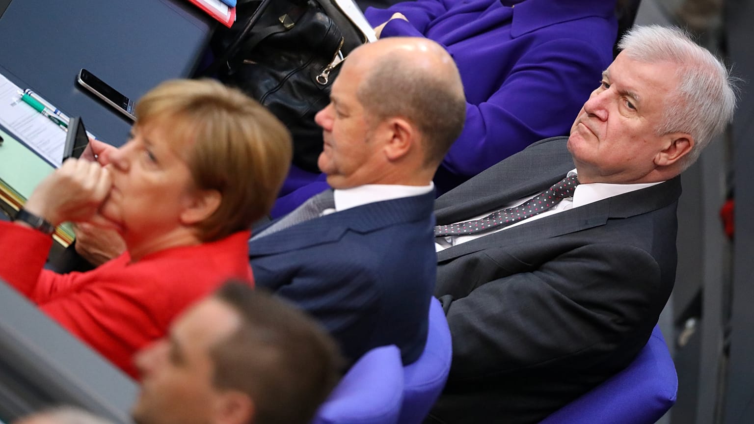 Asylstreit: Volle Breitseite gegen Merkel und Seehofer