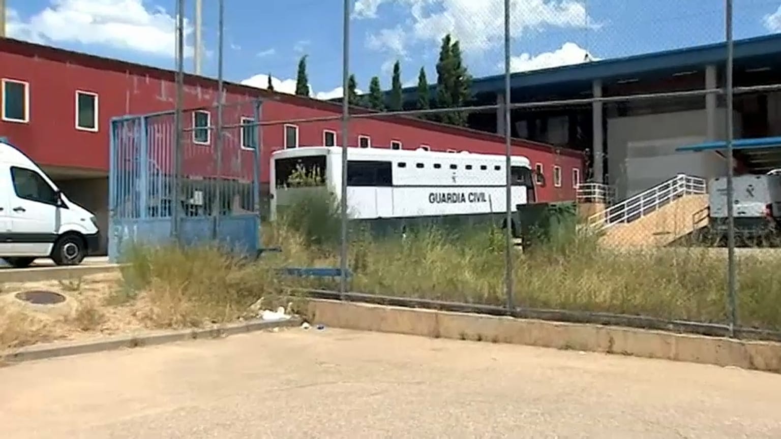 Los políticos catalanes presos ingresan en Lledoners