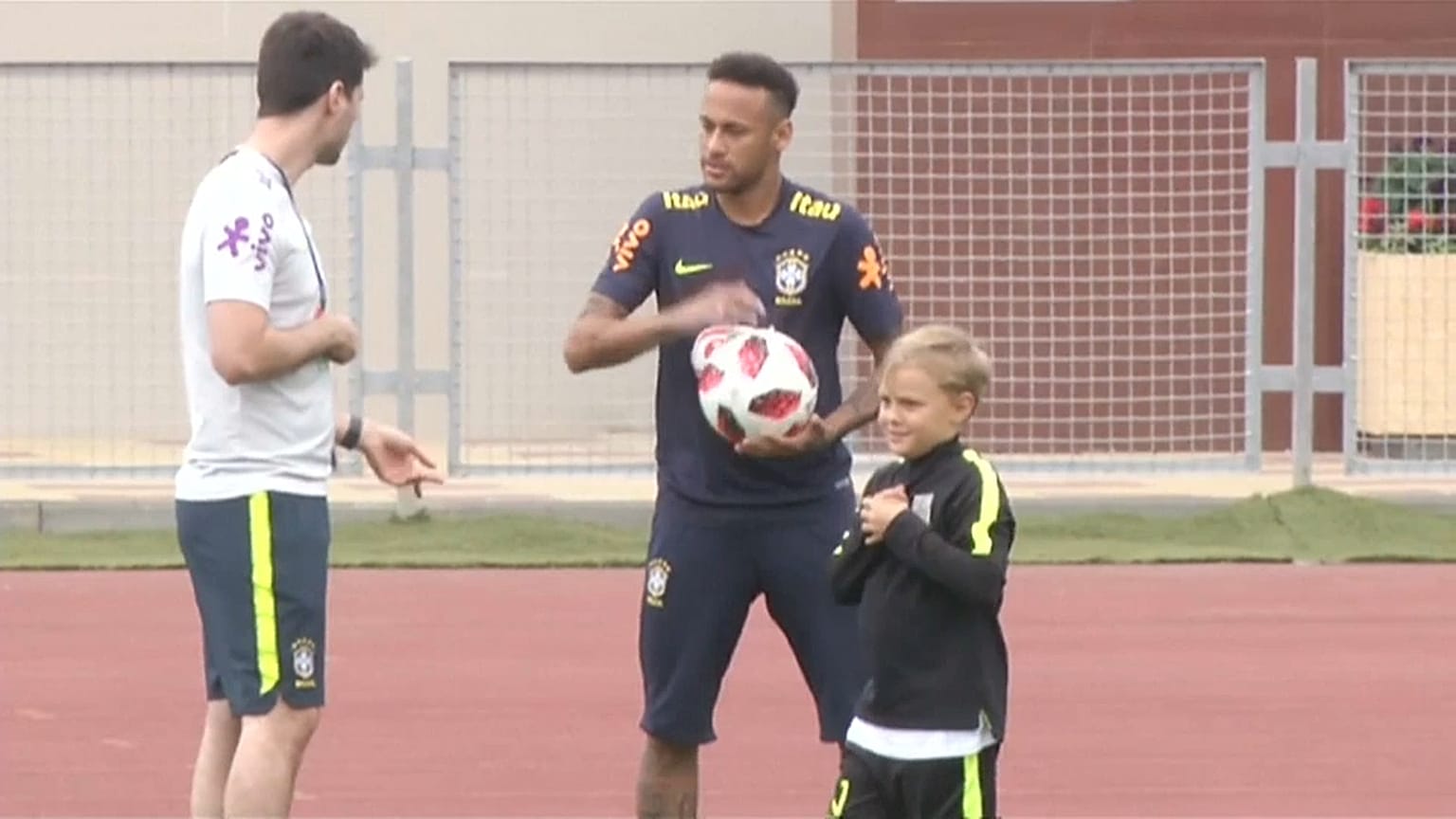 شاهد: نيمار يتدرب لربع النهائي بصحبة ابنه 