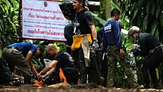 Rettungskräfte in der Nähe der Höhle in Thailand