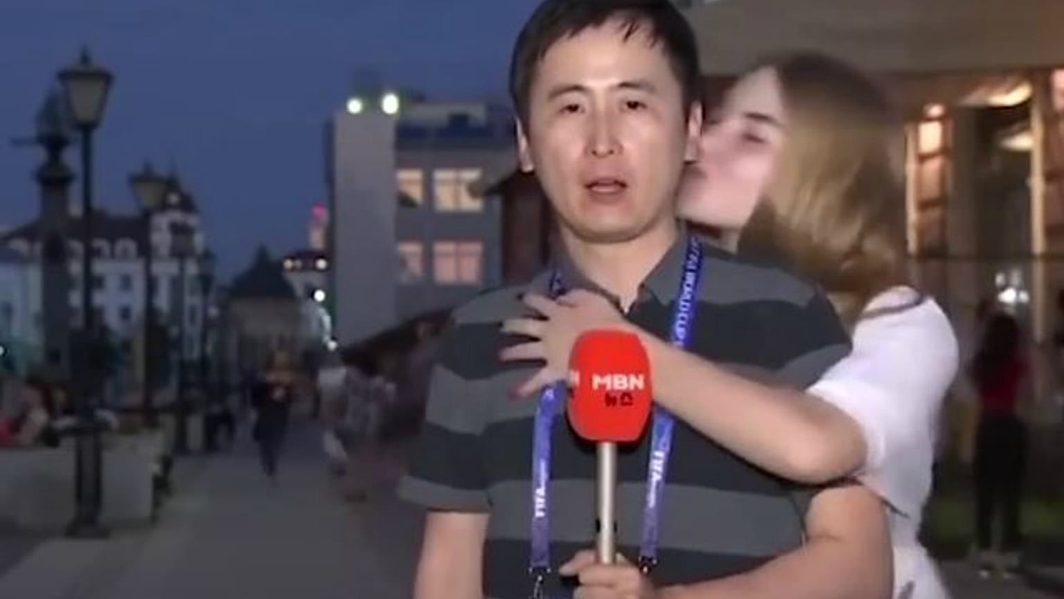 Kadın taraftarların kameralar önünde erkek muhabiri öpmesi cinsel taciz mi?