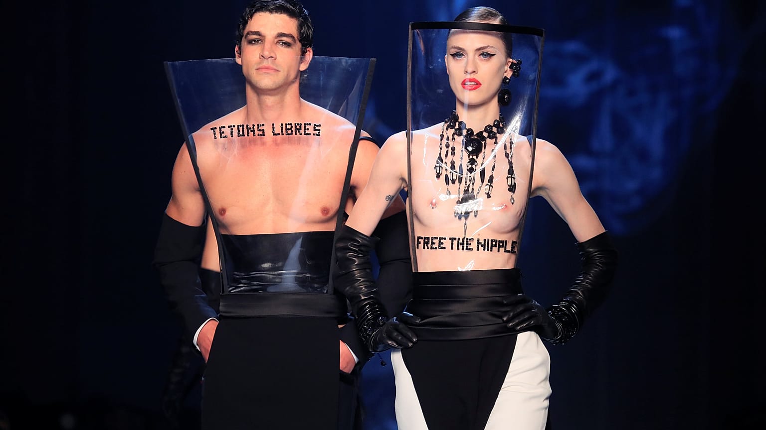 Gaultier provoca en la pasarela de París: ¡libertad a los pezones y cigarros!