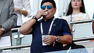 الأرجنتيني دييجو مارادونا أثناء مباراة فرنسا والارجنتين ببطولة كأس العالم 