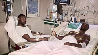 Abidal publica una fotografía con su primo para zanjar la polémica sobre el trasplante de hígado