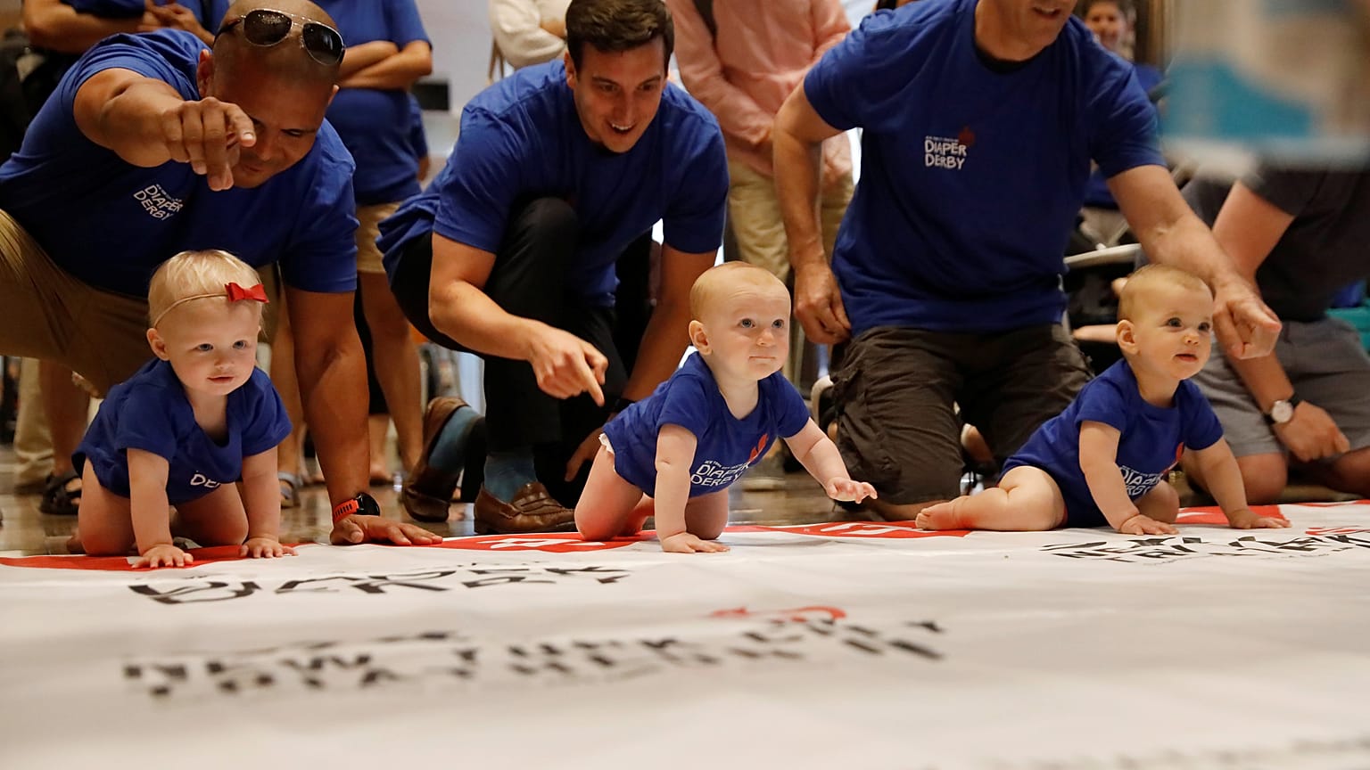 Niños pequeños participan en una carrera "a gatas" en Nueva York