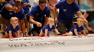 Niños pequeños participan en una carrera "a gatas" en Nueva York