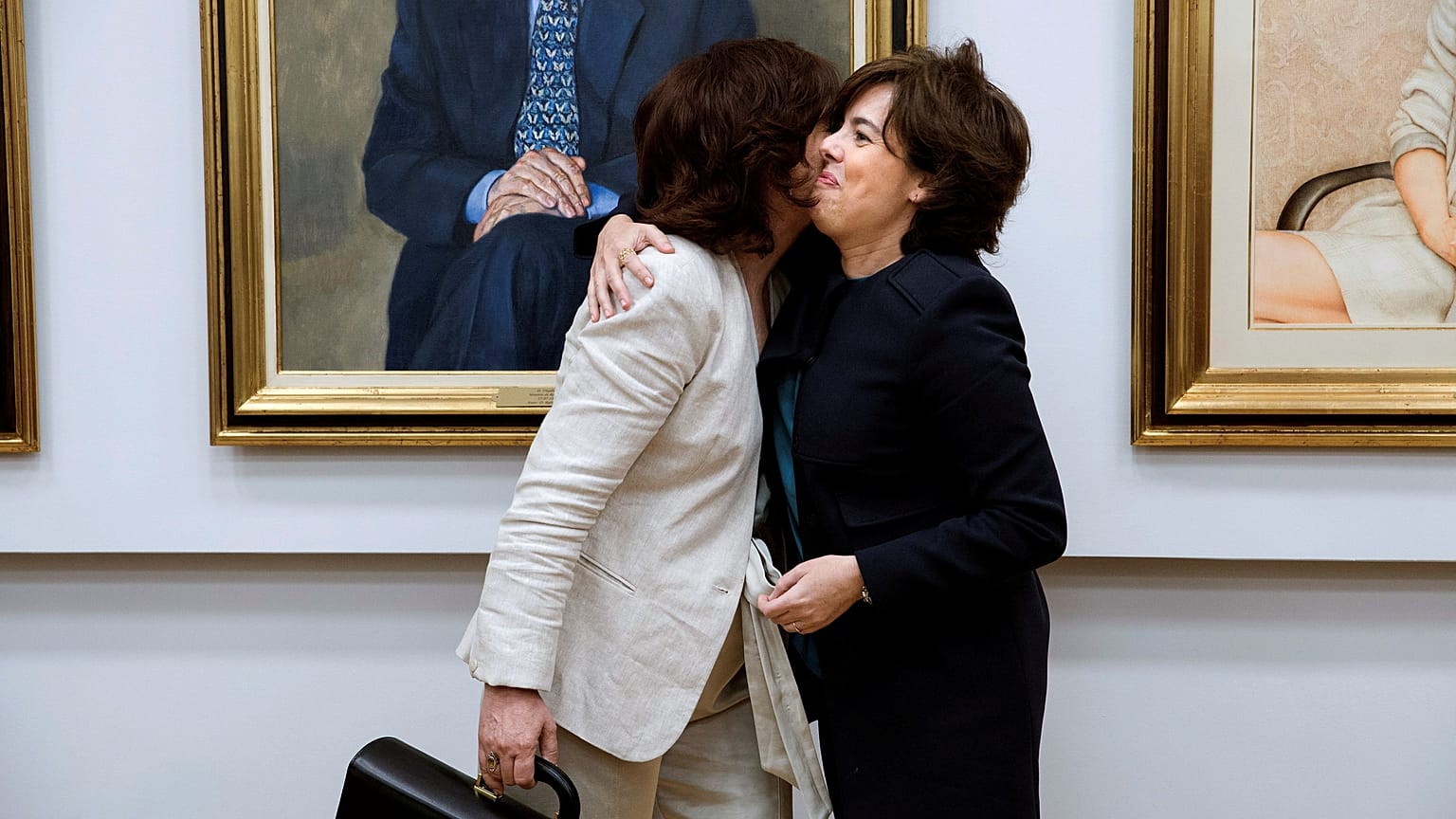 Saénz de Santamaría gewinnt Vorwahlen der Volkspartei