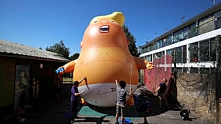 Óriási felfújható Trump-baba reptetésével várják az amerikai elnököt Londonban