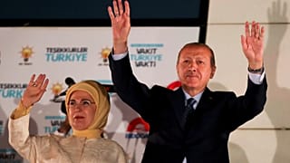 الرئيس التركي رجب طيب إردوغان وزوجته يوجهات التحية لأنصاره 