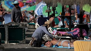 Kitiltotta az olasz strandokról a migráns mozgóárusokat a belügyminiszter