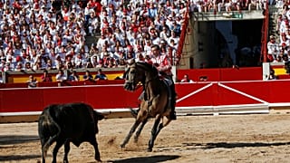 انطلاق مهرجان بامبلونا الكرنفالي في إسبانيا 