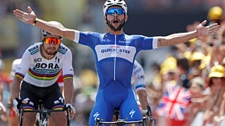 El colombiano Fernando Gaviria se endosa el maillot amarillo en la primera etapa del Tour de Francia