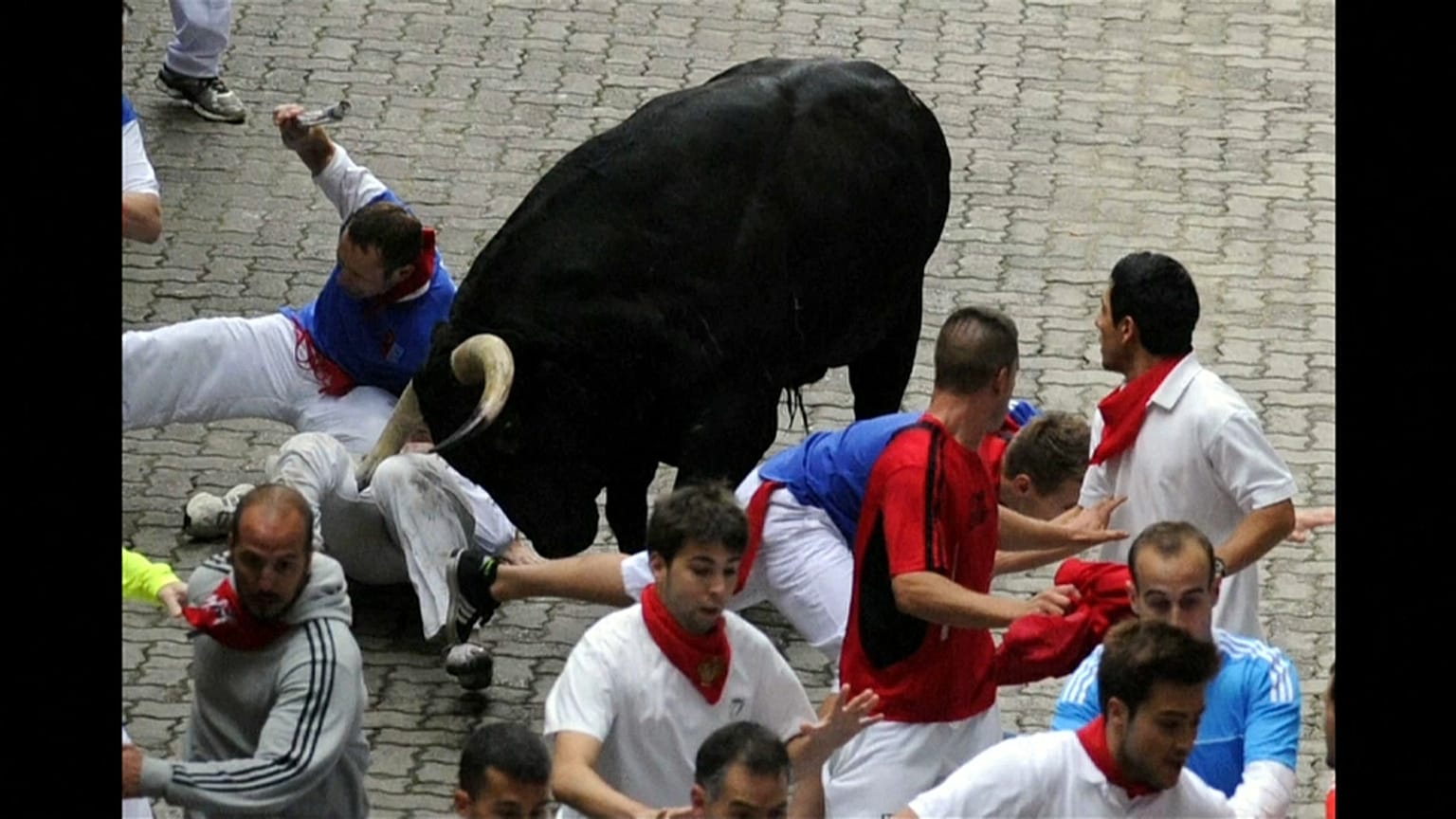 San Fermin Festivali boğa koşusuyla başladı
